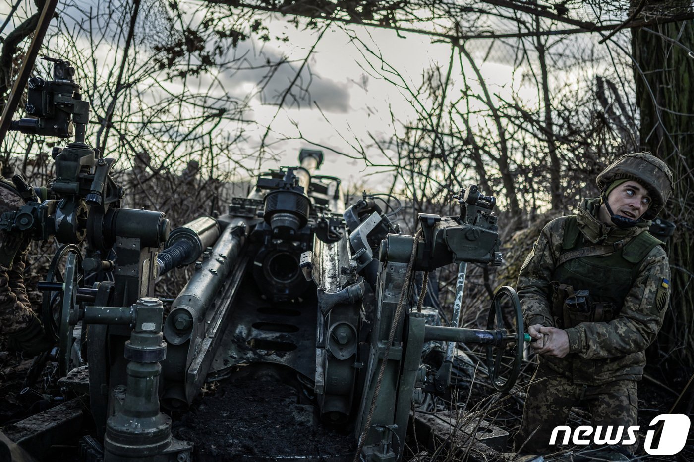 본문 이미지 - 26일&#40;현지시간&#41; 우크라이나 도네츠크 마린카 인근에서 우크라이나군 제55포병여단 소속 군인들이 러시아군을 향해 M777 곡사포를 발사하고 있다. 2023.12.26/ ⓒ 로이터=뉴스1 ⓒ News1 박재하 기자