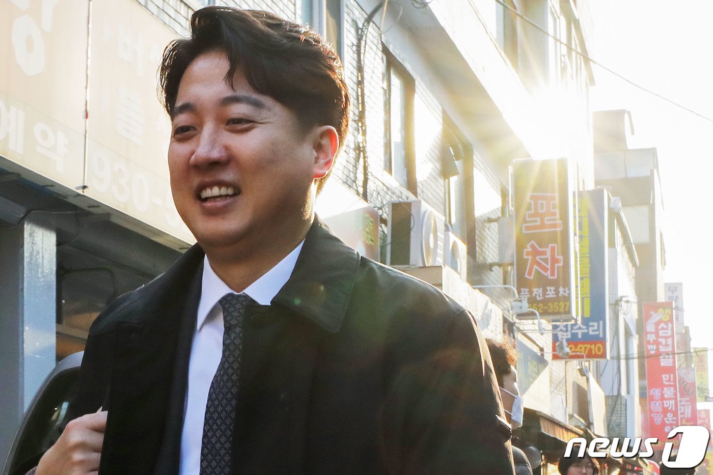 본문 이미지 - 이준석 전 국민의힘 대표가 27일 서울 노원구 한 식당에서 탈당 및 신당 창당 선언 기자회견을 마친 후 퇴장하고 있다. (공동취재) 2023.12.27/뉴스1 ⓒ News1 박정호 기자