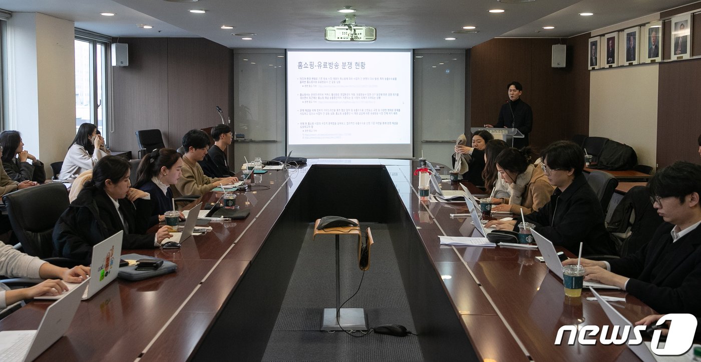 본문 이미지 - 서울 서대문구 한국케이블TV방송협회에서 '홈쇼핑-유료방송 분쟁의 합리적 해결방안 모색을 위한 기자 설명회'가 진행됐다 2023.12.27/뉴스1 ⓒ News1 이승배 기자