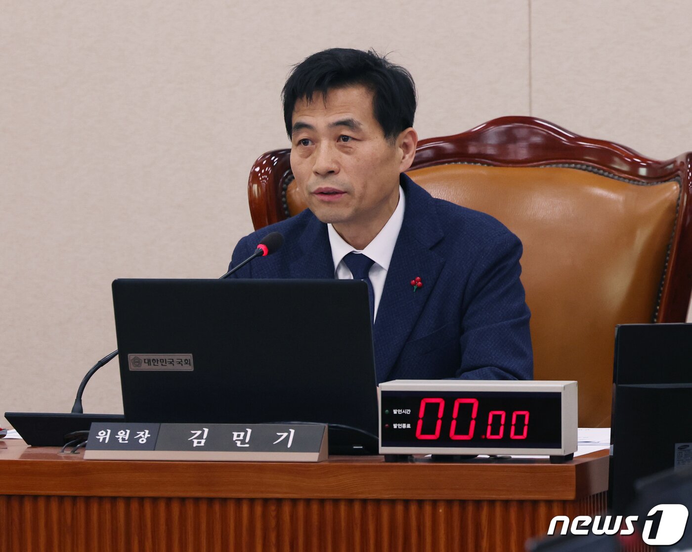 본문 이미지 - 김민기 국회 국토교통위원장이 27일 서울 여의도 국회에서 여당이 불참한 채 열린 국토교통위원회 전체회의를 주재하고 있다. 2023.12.27/뉴스1 ⓒ News1 송원영 기자
