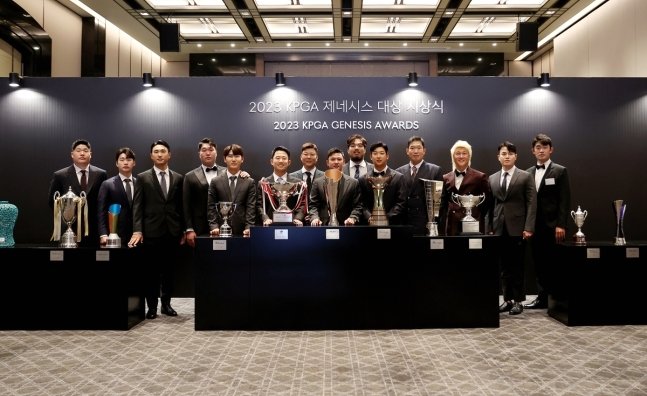 본문 이미지 -  2023 KPGA 대상 시상식 수상자들. (KPGA 제공)