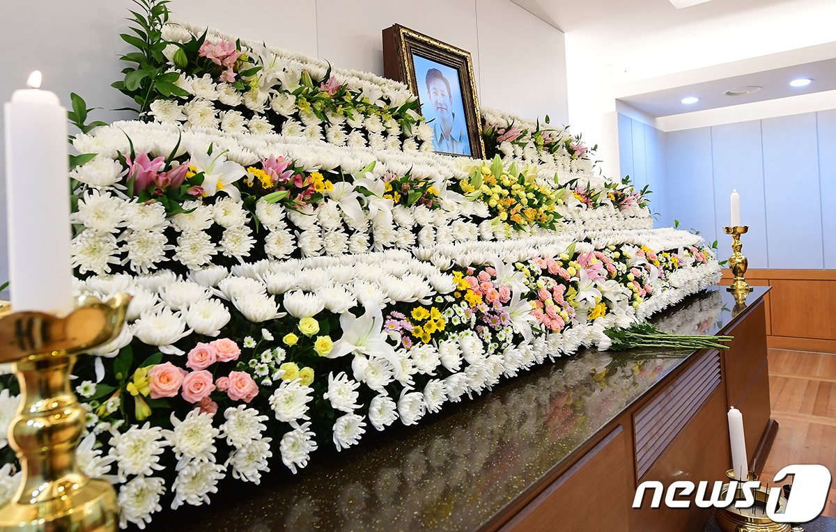 본문 이미지 - 27일 서울 종로구 서울대학교병원 장례식장에 배우 고&#40;故&#41; 이선균씨의 빈소가 마련되어 있다. 2023.12.27/뉴스1 ⓒ News1 사진공동취재단
