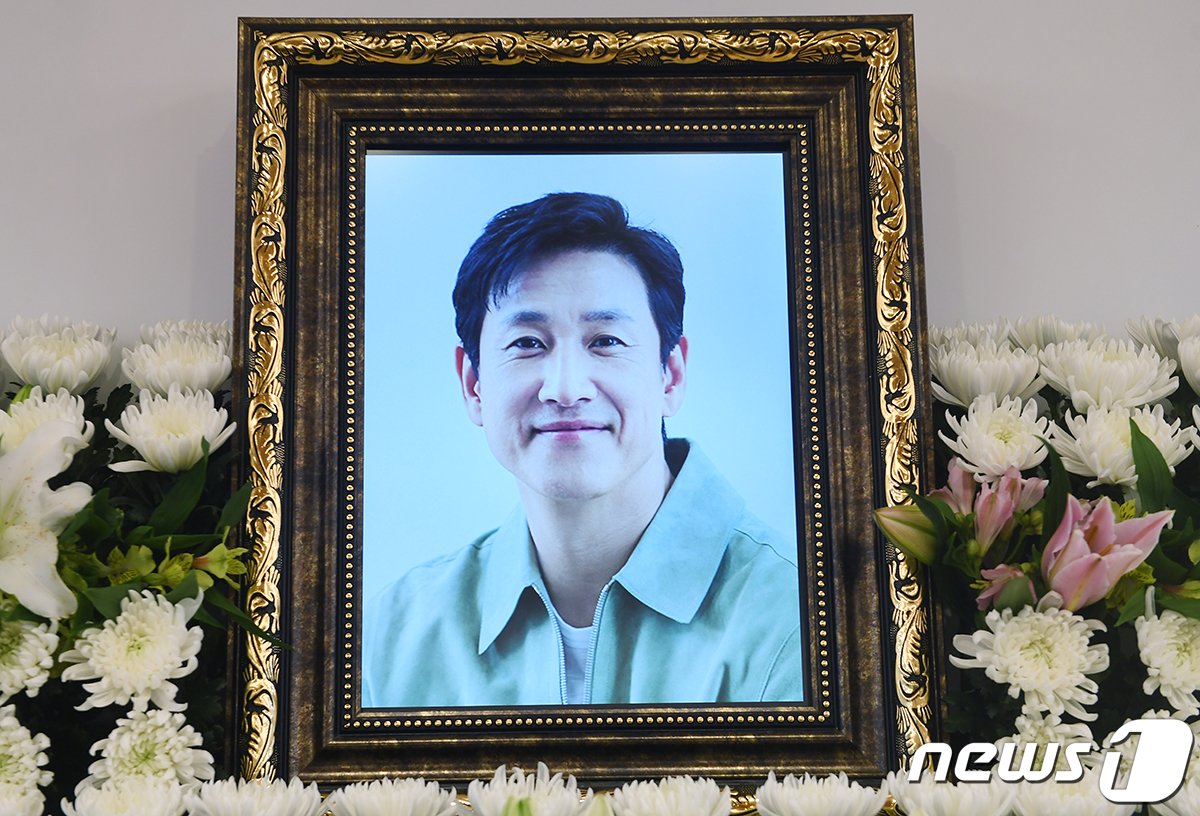 본문 이미지 - 27일 서울 종로구 서울대학교병원 장례식장에 배우 고(故) 이선균씨의 빈소가 마련되어 있다. 2023.12.27/뉴스1 ⓒ News1 사진공동취재단