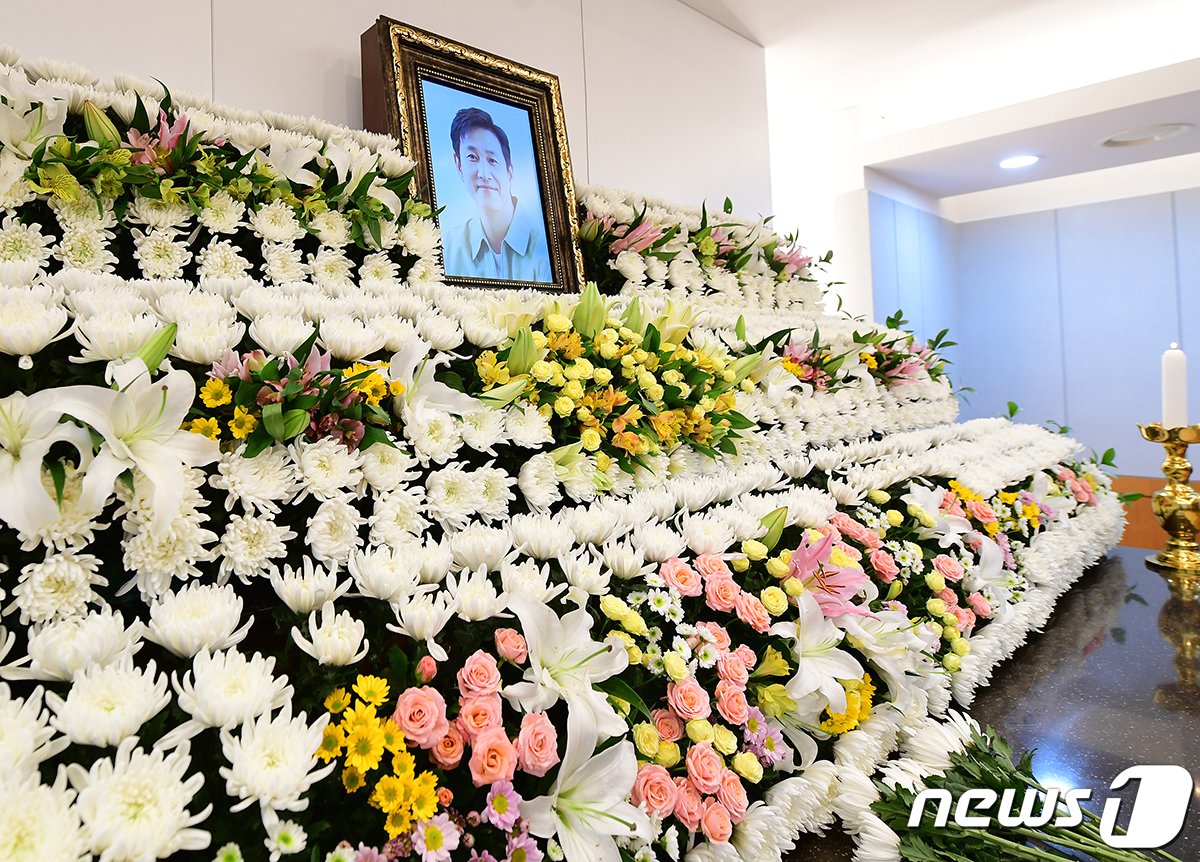 본문 이미지 - 27일 서울 종로구 서울대학교병원 장례식장에 배우 고(故) 이선균씨의 빈소가 마련되어 있다. 2023.12.27/뉴스1 ⓒ News1 사진공동취재단