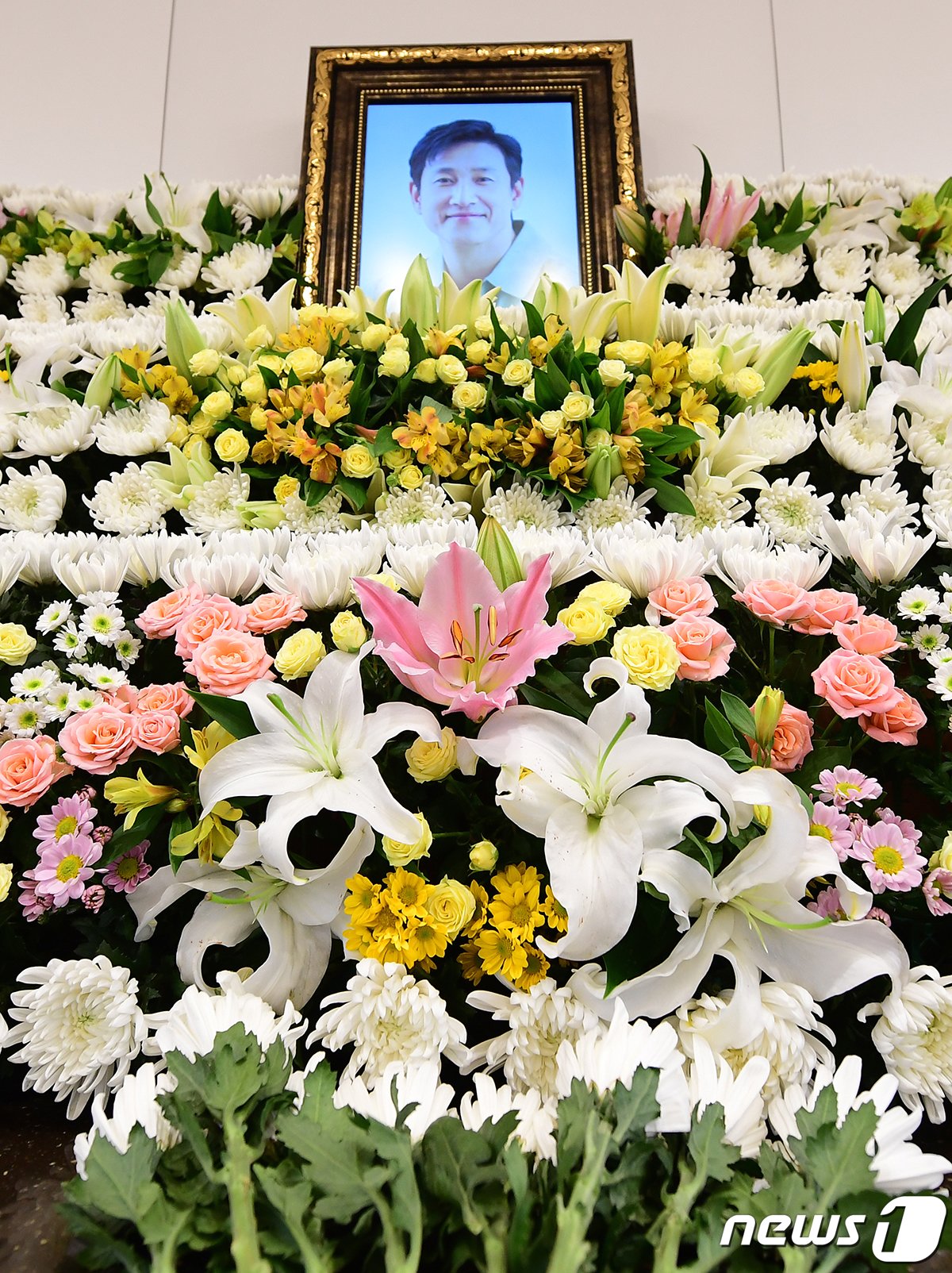 본문 이미지 - 27일 서울 종로구 서울대학교병원 장례식장에 배우 고(故) 이선균씨의 빈소가 마련되어 있다. 2023.12.27/뉴스1 ⓒ News1 사진공동취재단