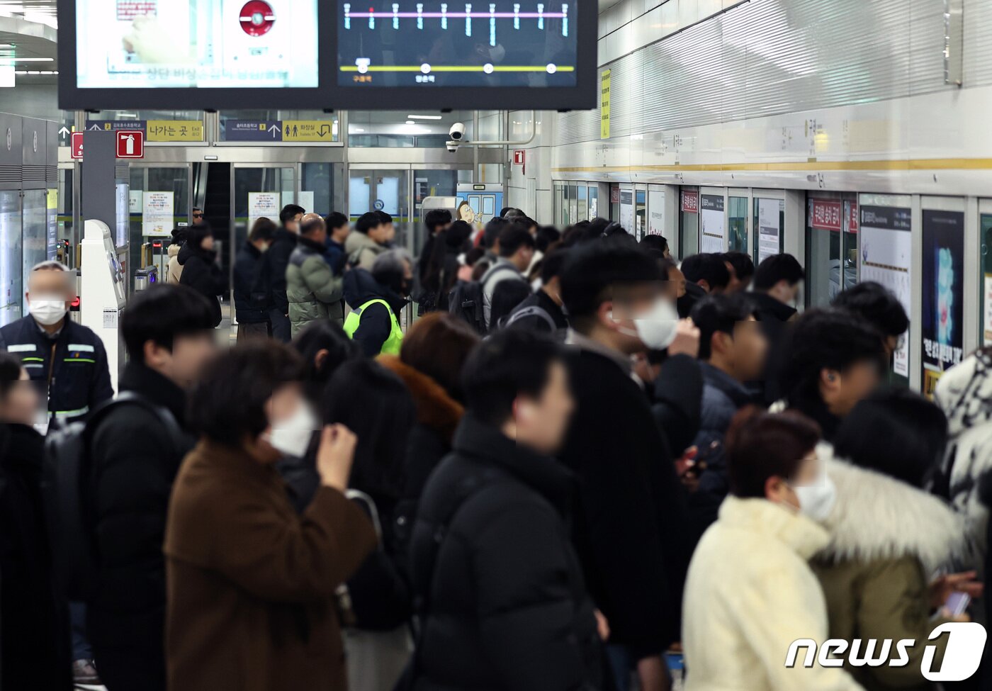본문 이미지 - 28일 오전 경기 김포시 김포골드라인 구래역에서 출근길에 오른 시민들이 열차를 기다리고 있다. 2023.12.28/뉴스1 ⓒ News1 구윤성 기자