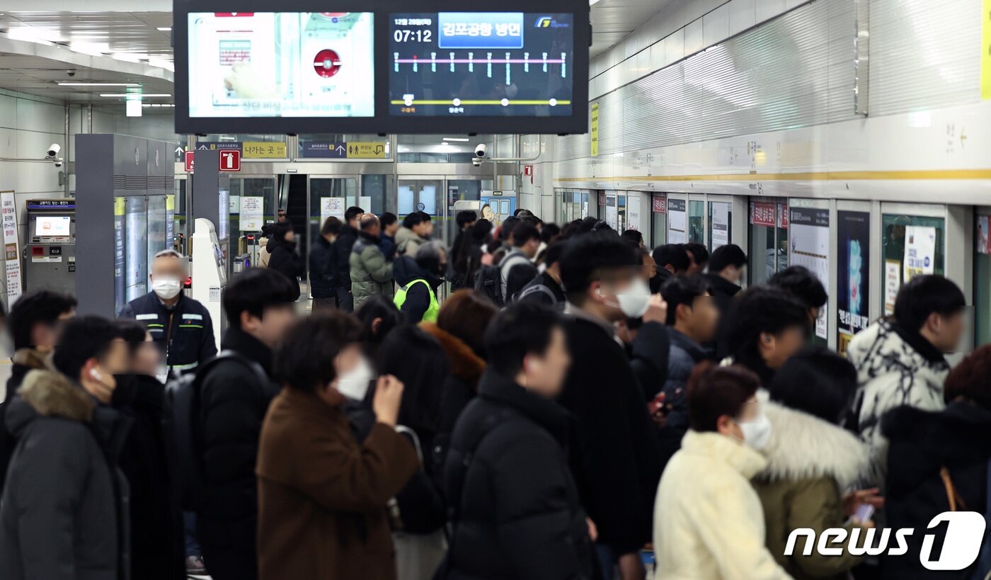 본문 이미지 - 28일 오전 경기 김포시 김포골드라인 구래역에서 출근길에 오른 시민들이 열차를 기다리고 있다. 2023.12.28/뉴스1 ⓒ News1 구윤성 기자