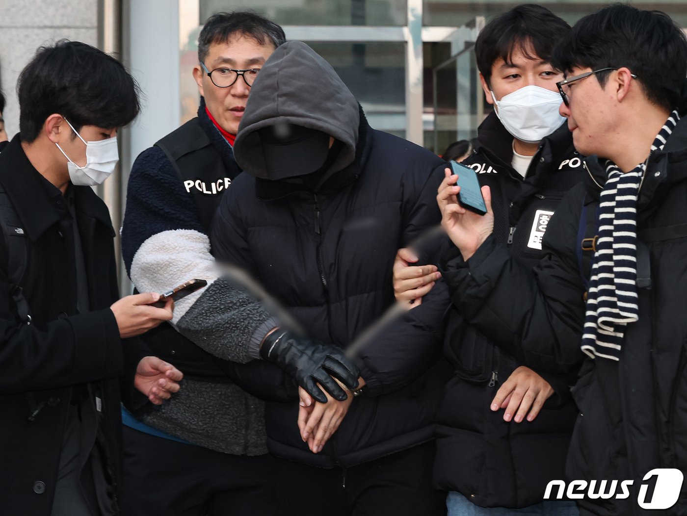 본문 이미지 - 경복궁 낙서 사건을 모방해 2차 낙서를 했던 20대 남성 A씨가 28일 오전 서울 성북구 성북경찰서에서 검찰로 송치되고 있다. 2023.12.28/뉴스1 ⓒ News1 김도우 기자