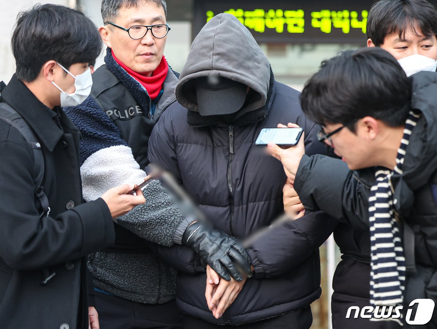 본문 이미지 - 경복궁 낙서 사건을 모방해 2차 낙서를 했던 20대 남성 A씨가 28일 오전 서울 성북구 성북경찰서에서 검찰로 송치되고 있다. 2023.12.28/뉴스1 ⓒ News1 김도우 기자