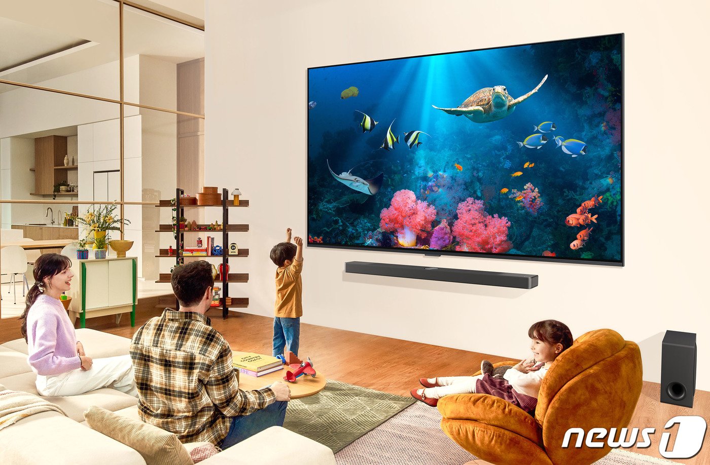 본문 이미지 - LG전자는 더 강력한 AI 기반 프로세서 적용, 더욱 뚜렷한 색 재현, 98형 초대형 라인업 추가 등이 특징인 2024년형 QNED TV를 선보인다고 28일 밝혔다.  (LG전자 제공) 2023.12.28/뉴스1