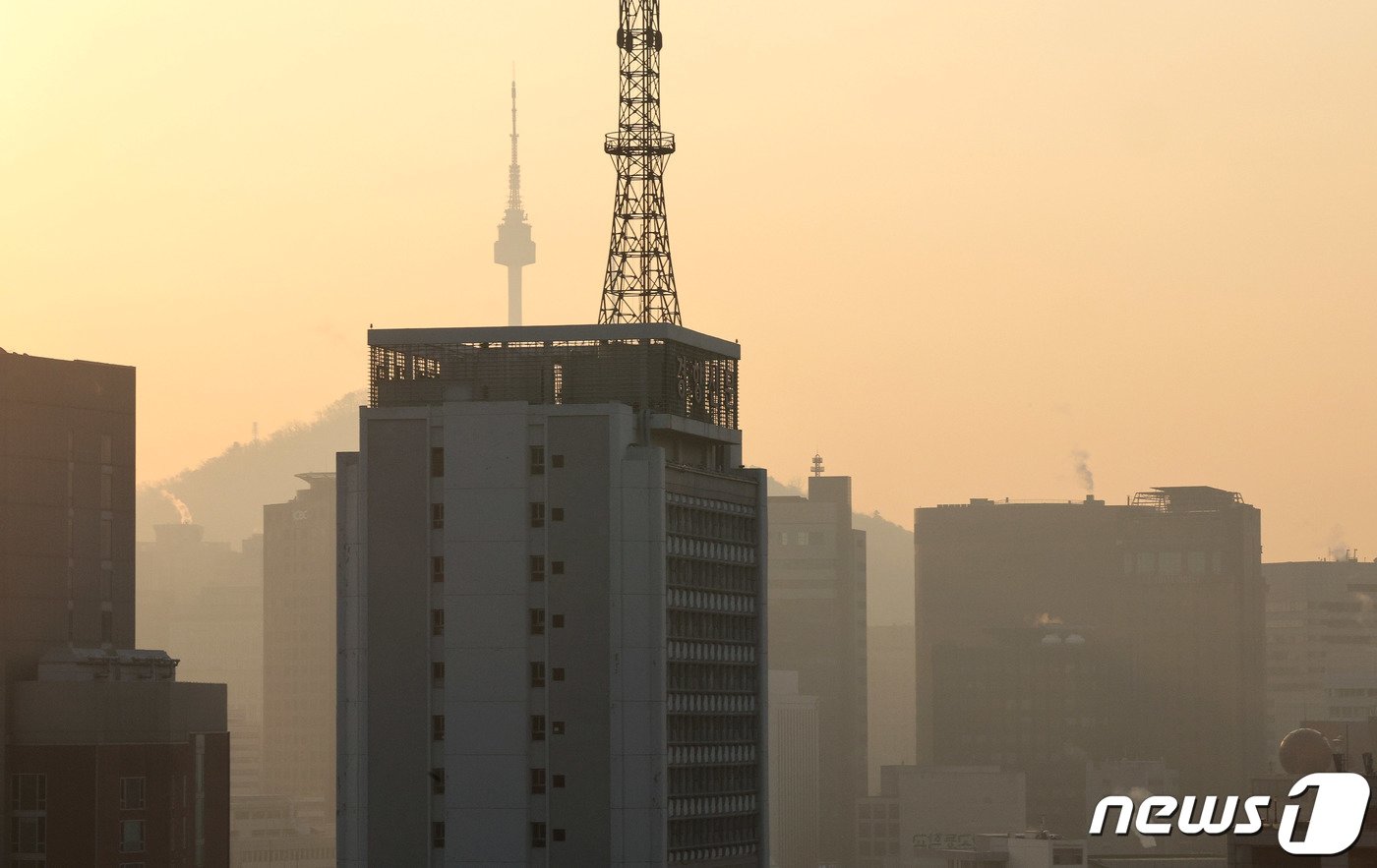 서울 등 수도권 지역 미세먼지 농도가 &#39;나쁨&#39; 수준을 보인 28일 오전 서울 중구 일대 도심이 뿌옇게 보이고 있다. 2023.12.28/뉴스1 ⓒ News1 장수영 기자