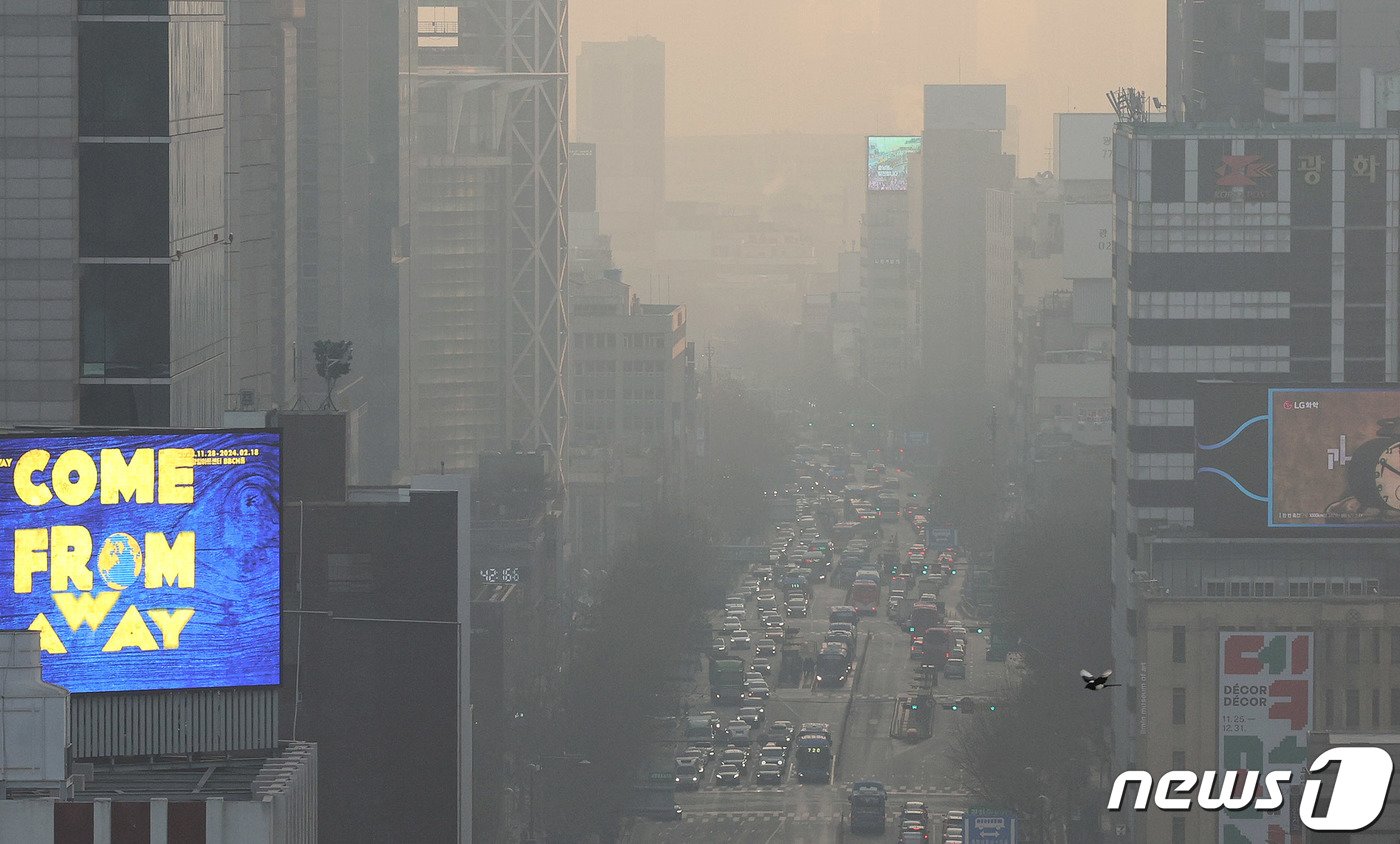 본문 이미지 - 서울 등 수도권 지역 미세먼지 농도가 '나쁨' 수준을 보인 28일 오전 서울 종로구 일대 도심이 뿌옇게 보이고 있다. 2023.12.28/뉴스1 ⓒ News1 장수영 기자
