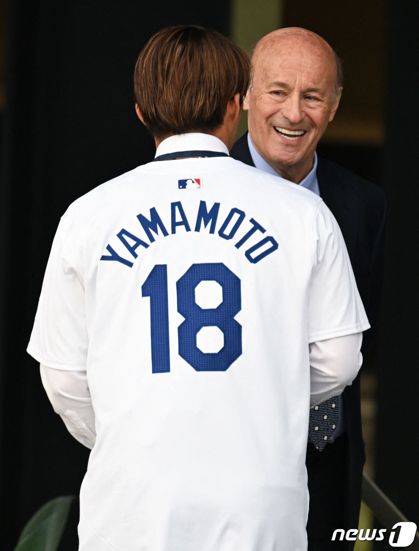 (로스앤젤레스 AFP=뉴스1) 우동명 기자 = 일본인 투수 야마모토 요시노부가 27일(현지시간) 역대 MLB 투수 최고 보장액인 12년 3억2500만 달러를  받고 캘리포니아주 로 …