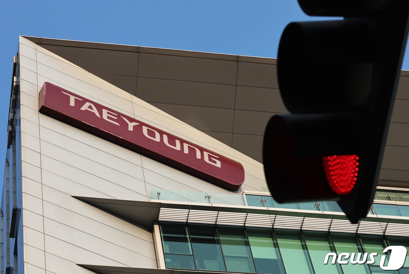 본문 이미지 - 부동산 프로젝트파이낸싱(PF)으로 유동성 문제를 겪고 있는 태영건설이 28일 워크아웃(기업구조개선작업)을 신청했다. 태영건설은 내년까지 총 3조6000억원에 달하는 우발채무 만기를 앞두고 있다. 사진은 이날 서울 영등포구 태영건설 본사. 2023.12.28/뉴스1 ⓒ News1 구윤성 기자