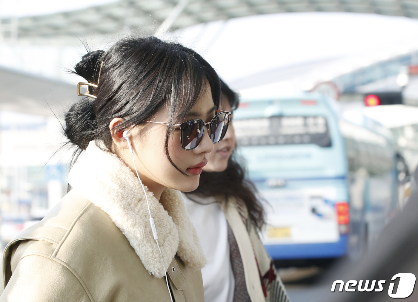 (인천공항=뉴스1) 권현진 기자 = 뉴진스 민지가 해외 일정을 위해 28일 인천국제공항에 도착해 출국장으로 이동을 하고 있다. 2023.12.28/뉴스1
