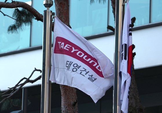 본문 이미지 - 부동산 프로젝트파이낸싱(PF)으로 유동성 문제를 겪고 있는 태영건설이 지난해 12월 28일 워크아웃(기업구조개선작업)을 신청했다. 태영건설이 이달까지 갚아야 하는 대출 규모는 3956억원에 이른다.  올해 4분기까지 1년 사이에 만기가 도래하는 PF 보증 채무는 3조6027억 원에 육박한다. 사진은 이날 서울 영등포구 태영건설 본사. 2023.12.28/뉴스1 ⓒ News1 구윤성 기자