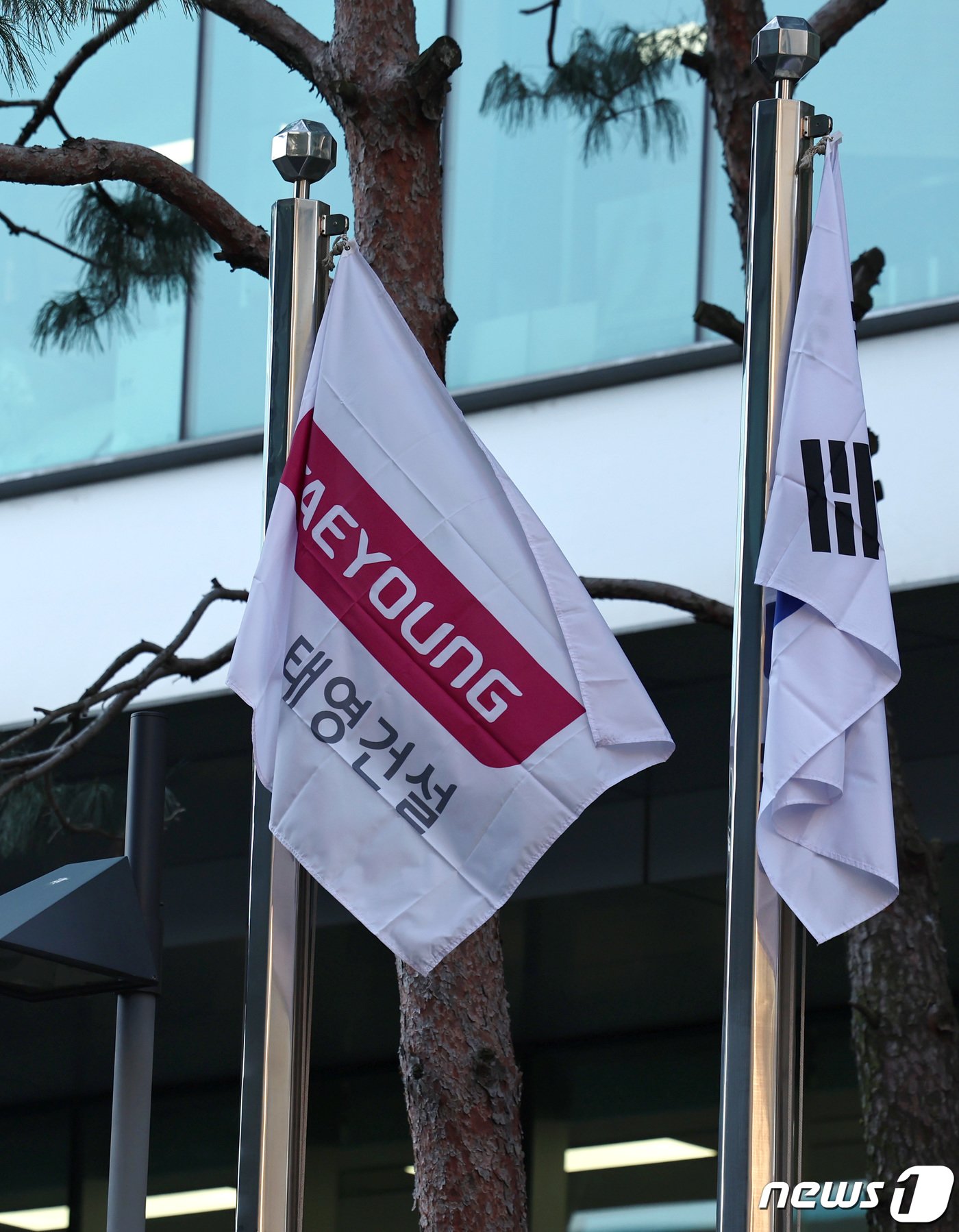 본문 이미지 - 부동산 프로젝트파이낸싱(PF)으로 유동성 문제를 겪고 있는 태영건설이 28일 워크아웃(기업구조개선작업)을 신청했다. 태영건설이 이달까지 갚아야 하는 대출 규모는 3956억원에 이른다. 내년 4분기까지 1년 사이에 만기가 도래하는 PF 보증 채무는 3조6027억 원에 육박한다. 사진은 이날 서울 영등포구 태영건설 본사. 2023.12.28/뉴스1 ⓒ News1 구윤성 기자