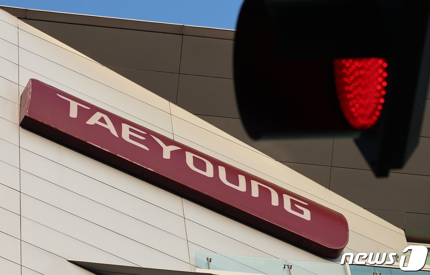 본문 이미지 - 부동산 프로젝트파이낸싱(PF)으로 유동성 문제를 겪고 있는 태영건설이 28일 워크아웃(기업구조개선작업)을 신청했다. 태영건설이 이달까지 갚아야 하는 대출 규모는 3956억원에 이른다. 내년 4분기까지 1년 사이에 만기가 도래하는 PF 보증 채무는 3조6027억 원에 육박한다. 사진은 이날 서울 영등포구 태영건설 본사. 2023.12.28/뉴스1 ⓒ News1 구윤성 기자