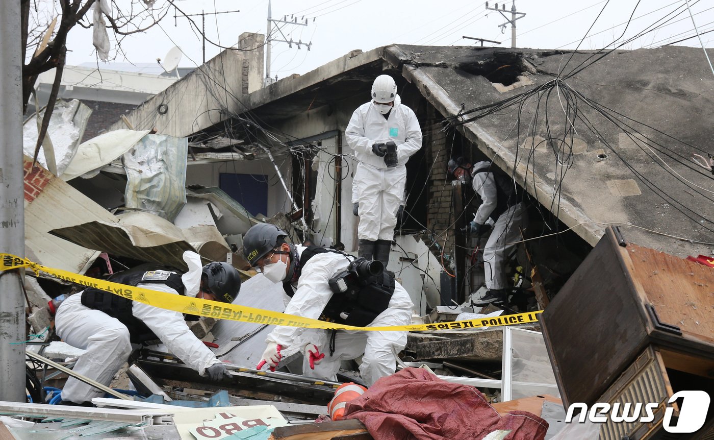 본문 이미지 - 경찰과 소방, 한국가스공사로 구성된 합동감식반이 28일 대전 대덕구 오정동 상가 가스 폭발 사고 현장감식을 하고 있다. 2023.12.28/뉴스1 ⓒ News1 김기태 기자