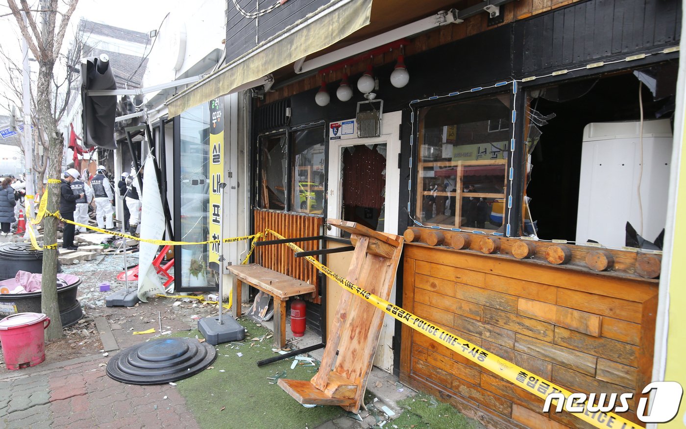 본문 이미지 - 경찰과 소방, 한국가스공사로 구성된 합동감식반이 28일 대전 대덕구 오정동 상가 가스 폭발 사고 현장감식을 진행한 가운데 폭발이 발생한 인근 상가의 유리창이 깨져 있다.  2023.12.28/뉴스1 ⓒ News1 김기태 기자