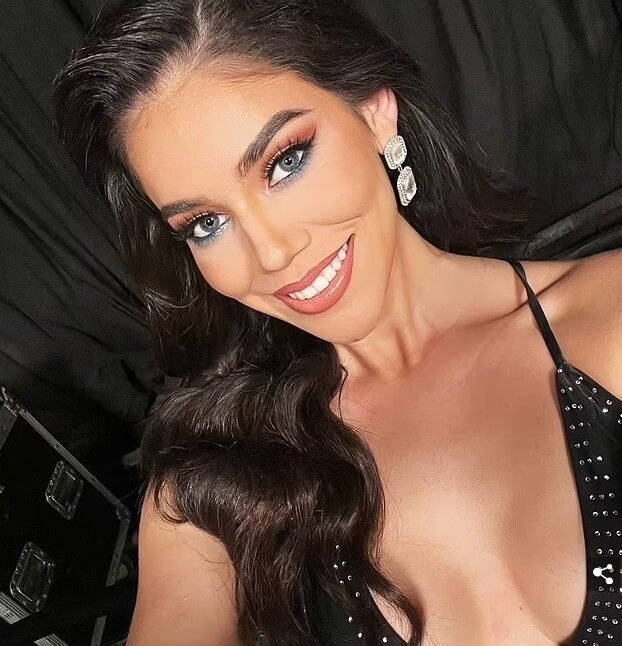 본문 이미지 - 남미국가 볼리비아에서 미인대회 수상자가 남자친구와 함께 무기를 밀매한 혐의로 구금됐다. 메일온라인 갈무리