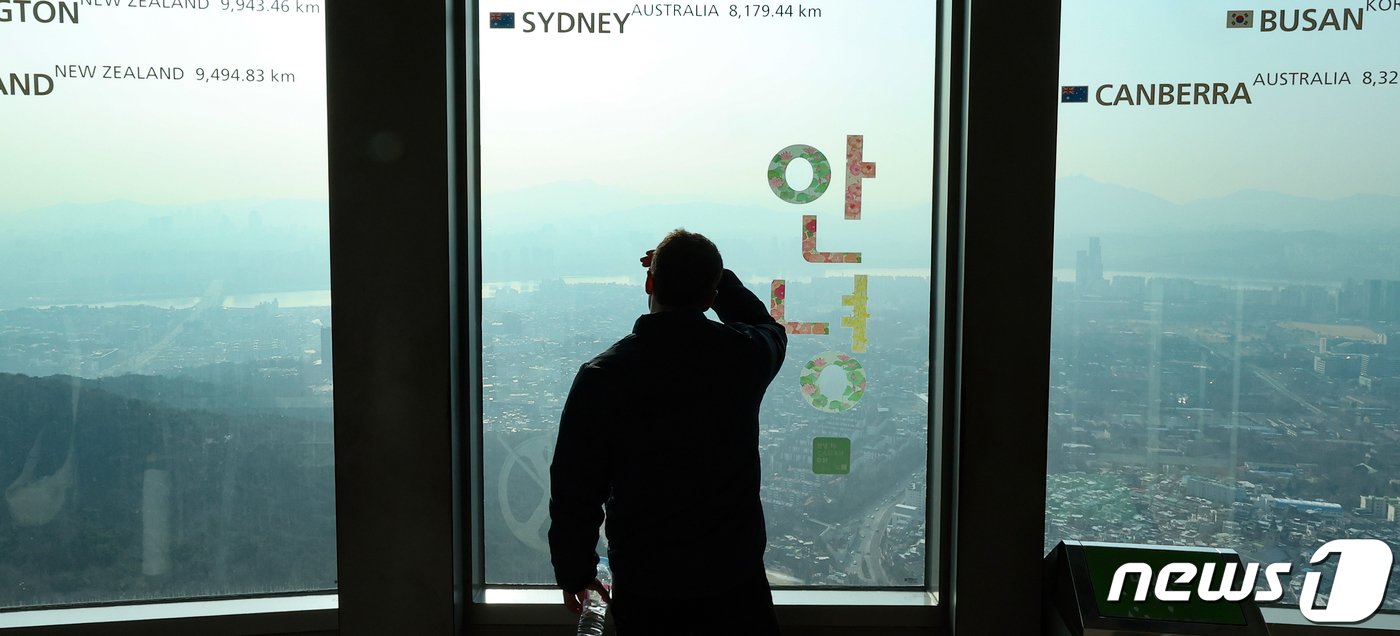 본문 이미지 - 수도권 등 일부 지역의 초미세먼지 농도가 '나쁨' 수준을 보인 28일 오전 서울 중구 남산타워 전망대에서 바라본 도심이 뿌옇게 보이고 있다. 2023.12.28/뉴스1 ⓒ News1 김진환 기자