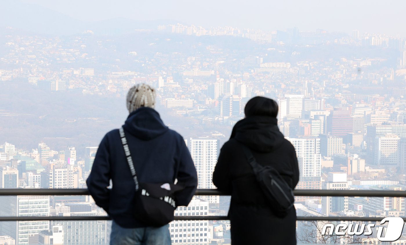 본문 이미지 - 수도권 등 일부 지역의 초미세먼지 농도가 '나쁨' 수준을 보인 28일 오전 서울 중구 남산에서 바라본 도심이 뿌옇게 보이고 있다. 2023.12.28/뉴스1 ⓒ News1 김진환 기자