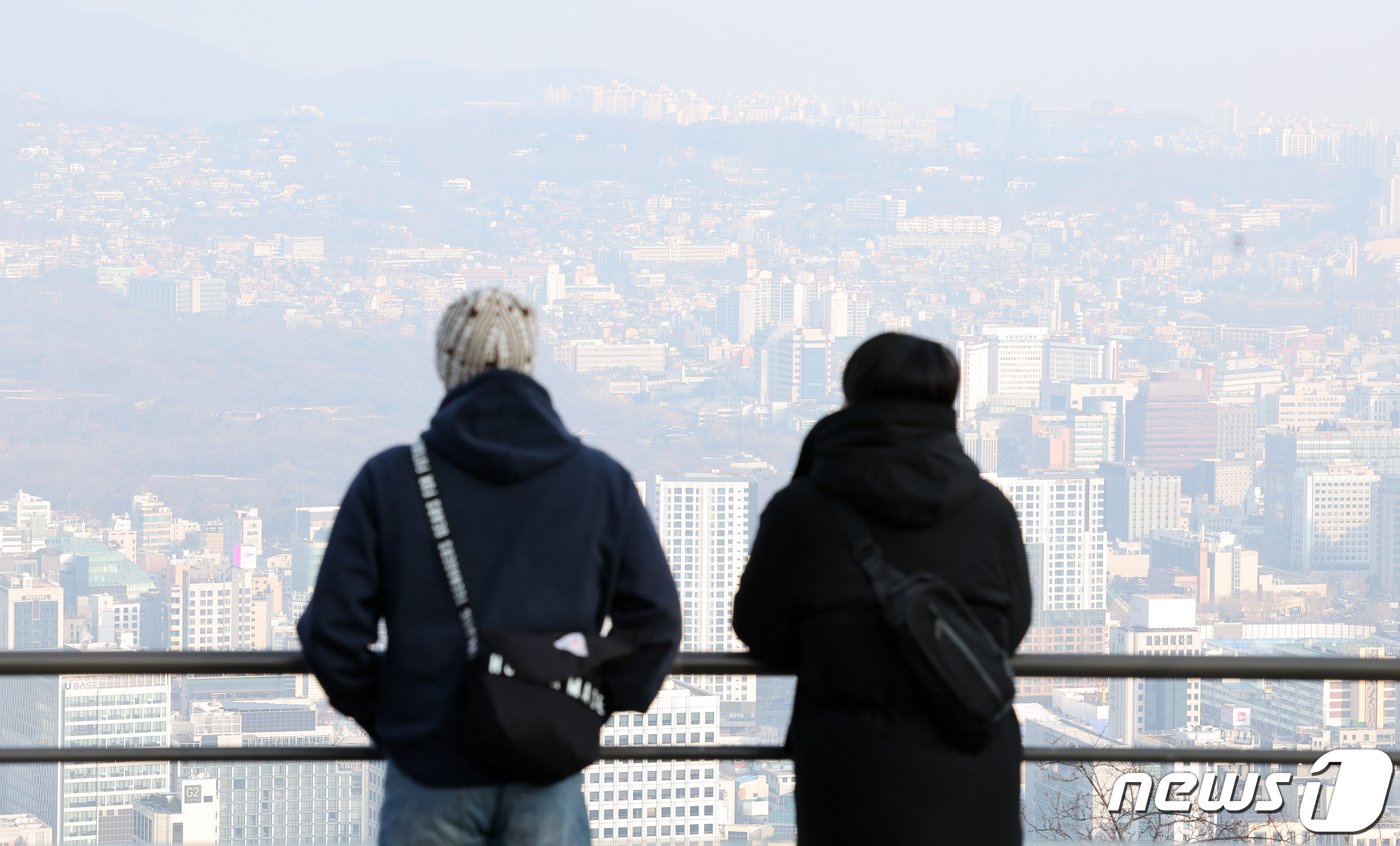 수도권 등 일부 지역의 초미세먼지 농도가 &#39;나쁨&#39; 수준을 보인 28일 오전 서울 중구 남산에서 바라본 도심이 뿌옇게 보이고 있다. 2023.12.28/뉴스1 ⓒ News1 김진환 기자