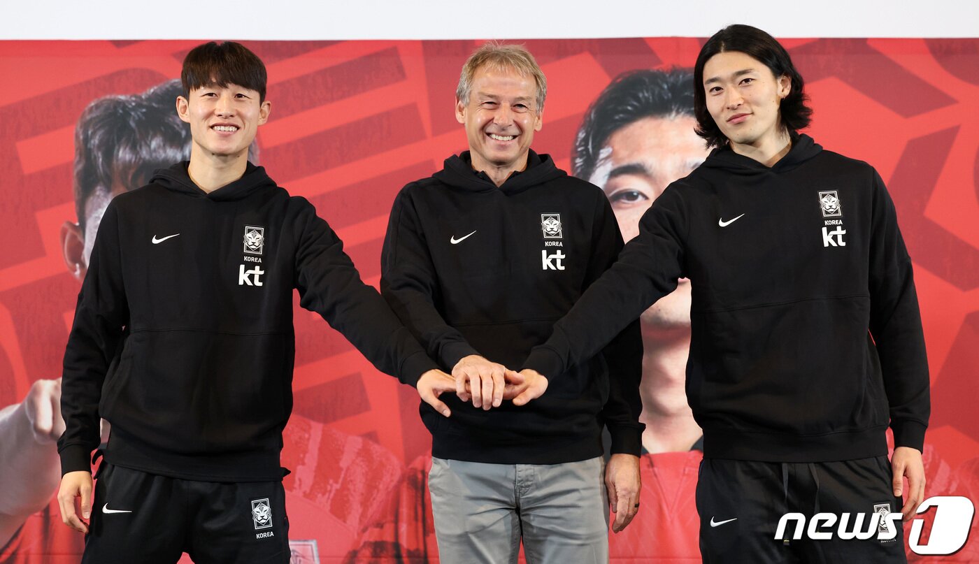 본문 이미지 - 대한민국 축구 국가대표팀 이재성&#40;왼쪽부터&#41;, 위르겐 클린스만 감독, 조규성이 28일 서울 용산구 CGV 아이파크몰에서 열린 2023 아시아축구연맹&#40;AFC&#41; 카타르 아시안컵 축구 국가대표팀 명단 발표식에서 기념촬영을 하고 있다. 클린스만 감독이 이끄는 대한민국 축구 국가대표팀은 2023 카타르 아시안컵 조별리그 E조에서 바레인&#40;86위&#41;, 요르단&#40;87위&#41;, 말레이시아&#40;130위&#41;와 경쟁을 펼친다. 2023.12.28/뉴스1 ⓒ News1 김성진 기자
