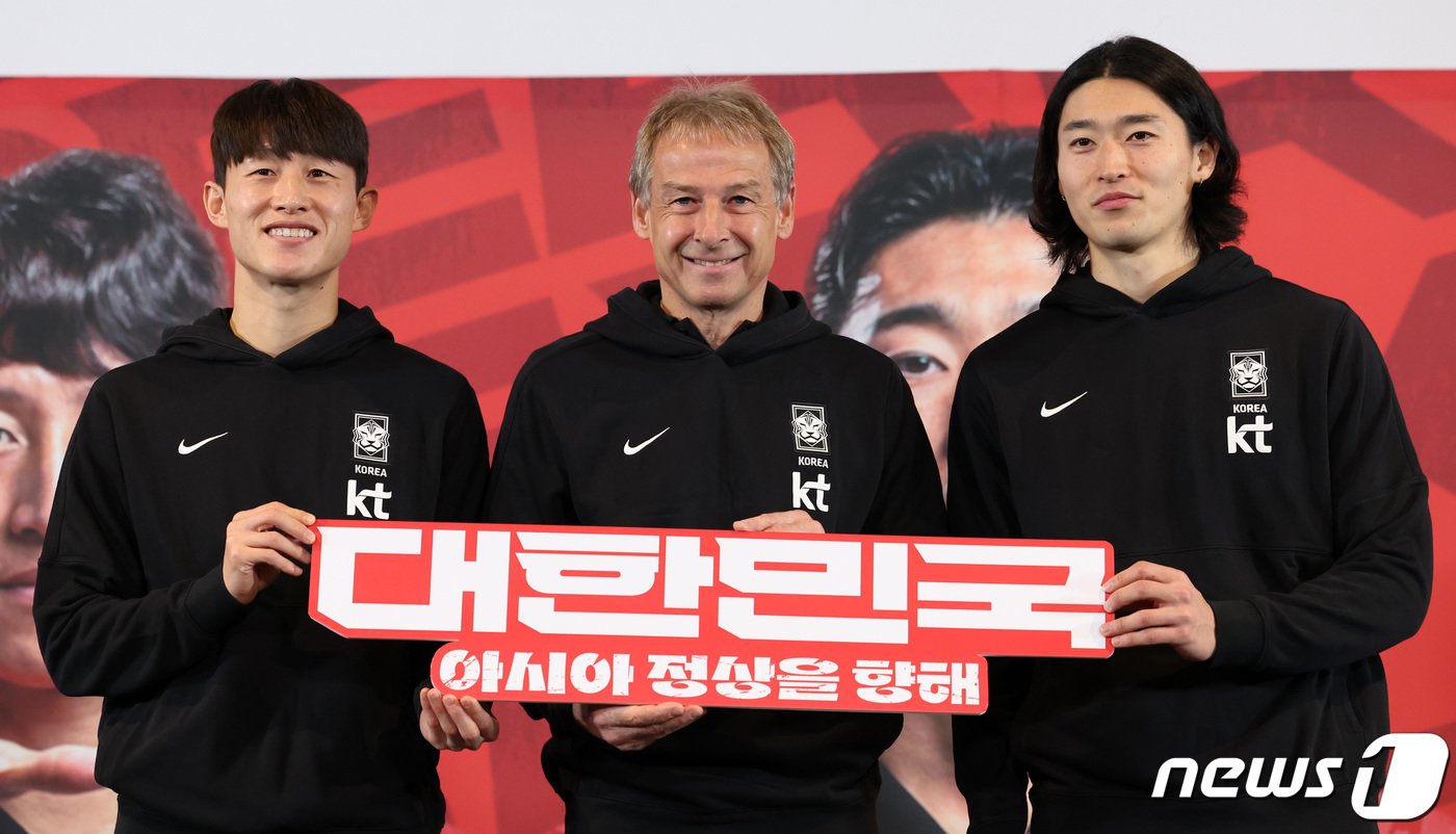 본문 이미지 - 대한민국 축구 국가대표팀 이재성(왼쪽부터), 위르겐 클린스만 감독, 조규성이 28일 서울 용산구 CGV 아이파크몰에서 열린 2023 아시아축구연맹(AFC) 카타르 아시안컵 축구 국가대표팀 명단 발표식에서 기념촬영을 하고 있다. 클린스만 감독이 이끄는 대한민국 축구 국가대표팀은 2023 카타르 아시안컵 조별리그 E조에서 바레인(86위), 요르단(87위), 말레이시아(130위)와 경쟁을 펼친다. 2023.12.28/뉴스1 ⓒ News1 김성진 기자