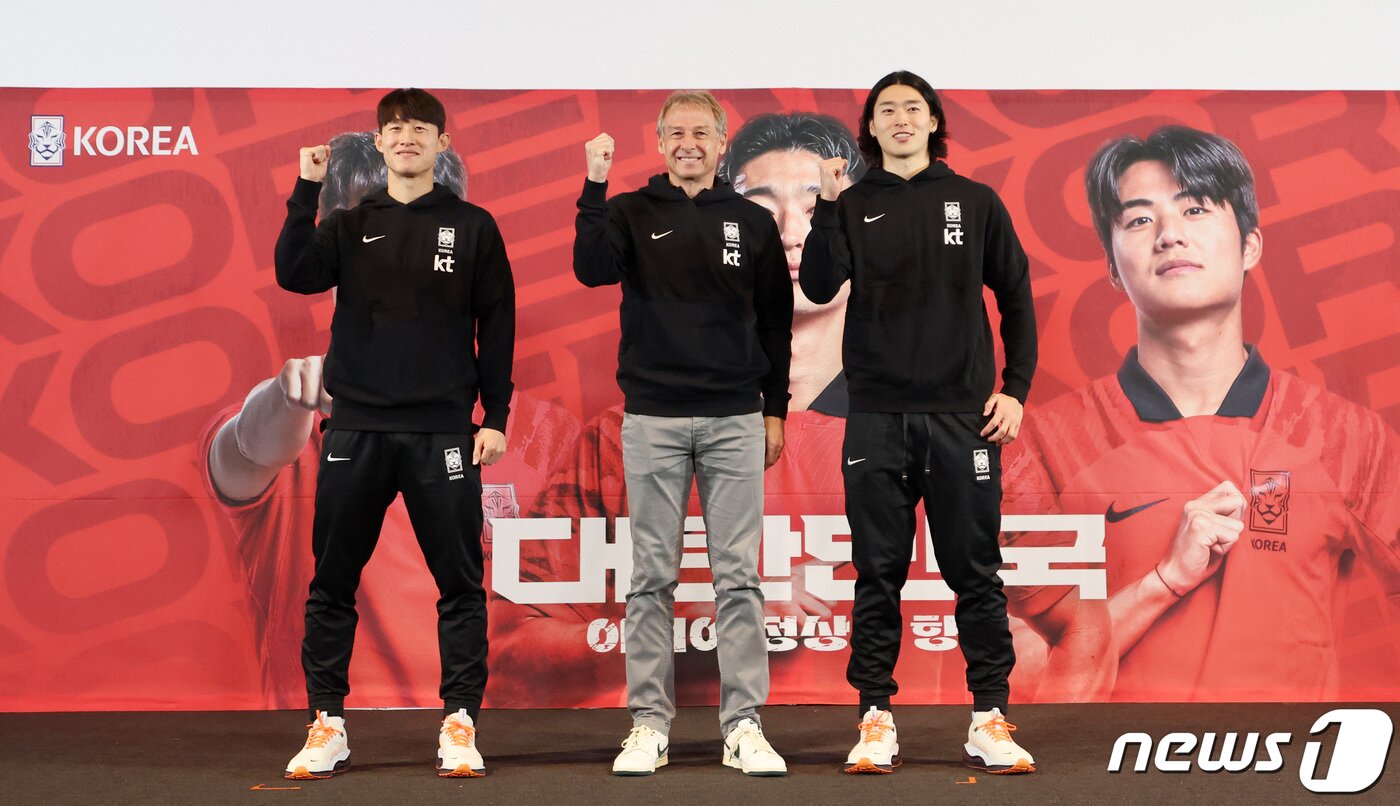 본문 이미지 - 대한민국 축구 국가대표팀 이재성&#40;왼쪽부터&#41;, 위르겐 클린스만 감독, 조규성이 28일 서울 용산구 CGV 아이파크몰에서 열린 2023 아시아축구연맹&#40;AFC&#41; 카타르 아시안컵 축구 국가대표팀 명단 발표식에서 파이팅을 하고 있다. 클린스만 감독이 이끄는 대한민국 축구 국가대표팀은 2023 카타르 아시안컵 조별리그 E조에서 바레인&#40;86위&#41;, 요르단&#40;87위&#41;, 말레이시아&#40;130위&#41;와 경쟁을 펼친다. 2023.12.28/뉴스1 ⓒ News1 김성진 기자