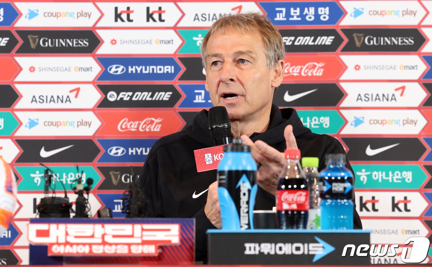 본문 이미지 - 대한민국 축구 국가대표팀 위르겐 클린스만 감독이 28일 서울 용산구 CGV 아이파크몰에서 열린 2023 아시아축구연맹&#40;AFC&#41; 카타르 아시안컵 축구 국가대표팀 명단 발표식에서 선수 출사표를 밝히고 있다. 클린스만 감독이 이끄는 대한민국 축구 국가대표팀은 2023 카타르 아시안컵 조별리그 E조에서 바레인&#40;86위&#41;, 요르단&#40;87위&#41;, 말레이시아&#40;130위&#41;와 경쟁을 펼친다. 2023.12.28/뉴스1 ⓒ News1 김성진 기자