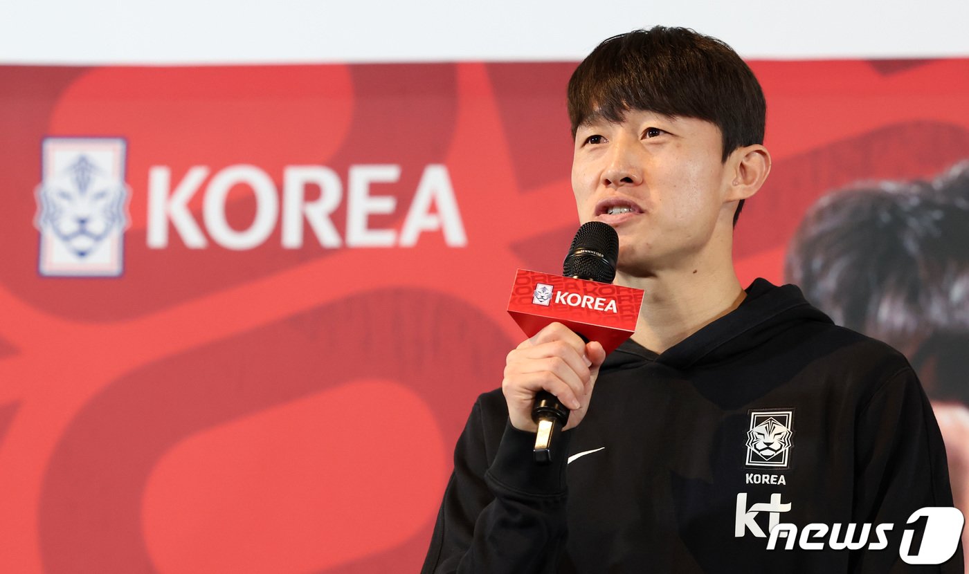 본문 이미지 - 대한민국 축구 국가대표팀 이재성이 28일 서울 용산구 CGV 아이파크몰에서 열린 2023 아시아축구연맹(AFC) 카타르 아시안컵 축구 국가대표팀 명단 발표식에서 각오를 밝히고 있다. 클린스만 감독이 이끄는 대한민국 축구 국가대표팀은 2023 카타르 아시안컵 조별리그 E조에서 바레인(86위), 요르단(87위), 말레이시아(130위)와 경쟁을 펼친다. 2023.12.28/뉴스1 ⓒ News1 김성진 기자