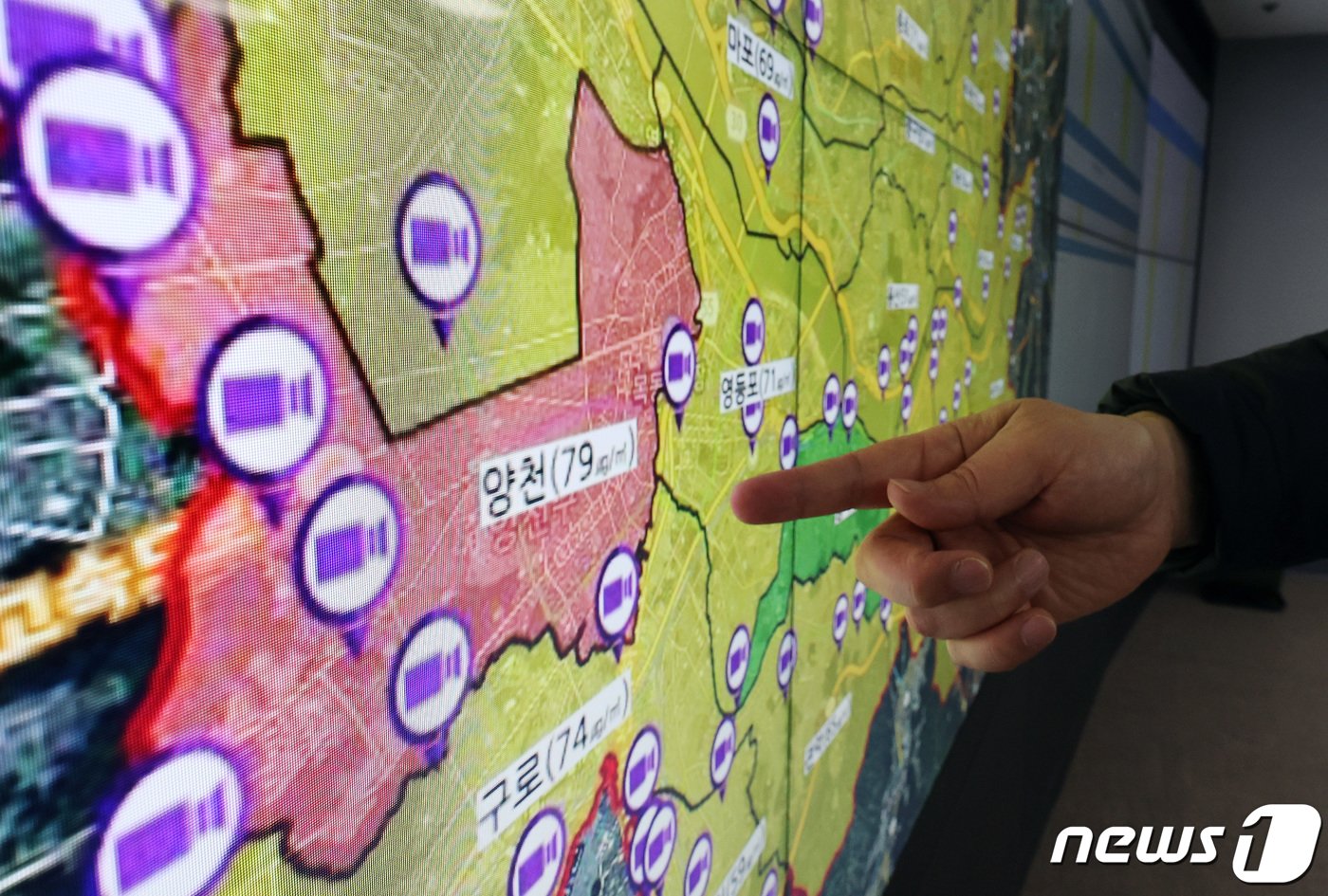 본문 이미지 - 서울과 수도권에 올겨울 처음으로 고농도 미세먼지 비상저감조치가 내려진 28일 서울시청 서소문별관에 마련된 운행 제한 단속 상황실에서 대기정책과 직원들이 배출가스 5등급 차량의 운행을 단속하고 있다. 관계자는 미세먼지 계절관리제 기간(12월~내년 3월) 동안 상시적으로 전국 550여 곳에서 운행차 배출가스를 집중 단속한다고 전했다. 2023.12.28/뉴스1 ⓒ News1 이동해 기자