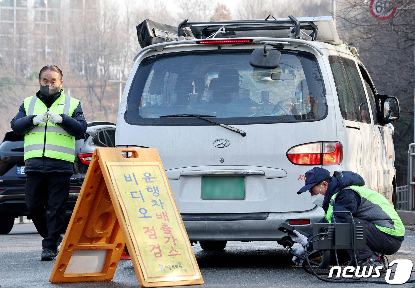 본문 이미지 - 수도권에 첫 미세먼지 비상 저감조치가 발령된 28일 오전 서울 양천구 서부트럭터미널 인근 도로에서 공무원들이 노후 경유차 대상 배출가스 단속을 하고 있다. 2023.12.28/뉴스1 ⓒ News1 장수영 기자