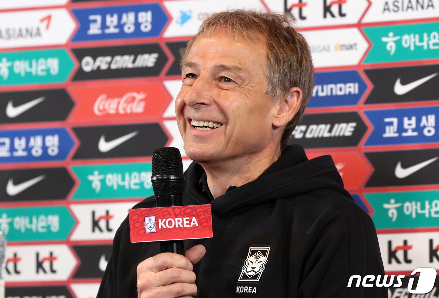 대한민국 축구 국가대표팀 위르겐 클린스만 감독이 28일 서울 용산구 CGV 아이파크몰에서 열린 2023 아시아축구연맹&#40;AFC&#41; 카타르 아시안컵 축구 국가대표팀 명단 발표식에서 취재진의 질문에 답하고 있다. 클린스만 감독이 이끄는 대한민국 축구 국가대표팀은 2023 카타르 아시안컵 조별리그 E조에서 바레인&#40;86위&#41;, 요르단&#40;87위&#41;, 말레이시아&#40;130위&#41;와 경쟁을 펼친다. 2023.12.28/뉴스1 ⓒ News1 김성진 기자