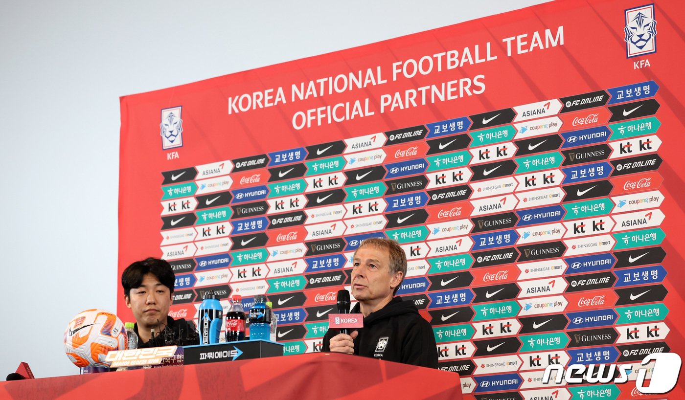 본문 이미지 - 대한민국 축구 국가대표팀 위르겐 클린스만 감독이 28일 서울 용산구 CGV 아이파크몰에서 열린 2023 아시아축구연맹(AFC) 카타르 아시안컵 축구 국가대표팀 명단 발표식에서 취재진의 질문에 답하고 있다. 클린스만 감독이 이끄는 대한민국 축구 국가대표팀은 2023 카타르 아시안컵 조별리그 E조에서 바레인(86위), 요르단(87위), 말레이시아(130위)와 경쟁을 펼친다. 2023.12.28/뉴스1 ⓒ News1 김성진 기자