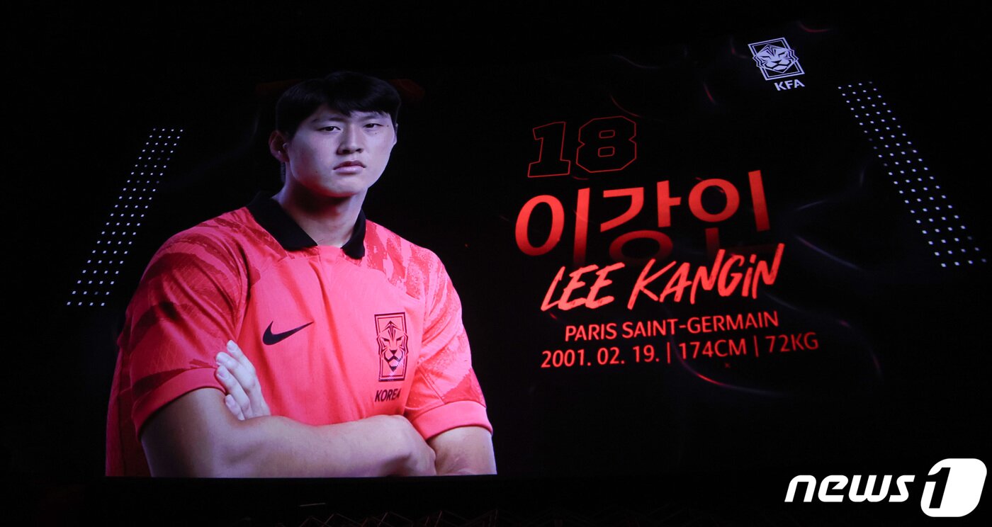 본문 이미지 - 28일 서울 용산구 CGV 아이파크몰에서 열린 2023 아시아축구연맹(AFC) 카타르 아시안컵 축구 국가대표팀 명단 발표식에서 이강인의 영상이 나오고 있다. 클린스만 감독이 이끄는 대한민국 축구 국가대표팀은 2023 카타르 아시안컵 조별리그 E조에서 바레인(86위), 요르단(87위), 말레이시아(130위)와 경쟁을 펼친다. 2023.12.28/뉴스1 ⓒ News1 김성진 기자