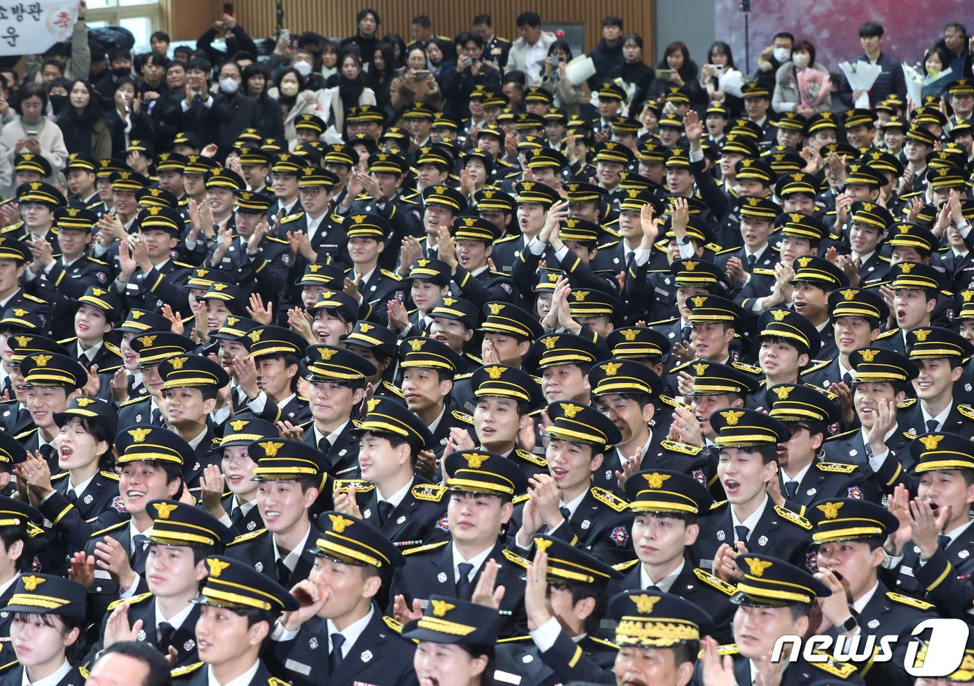 28일 오전 경기 용인시 처인구 경기도소방학교에서 &#39;제77기 경기도 신임 소방공무원 임용식&#39;이 진행되고 있다. 이날 졸업한 427명의 신임 소방공무원들은 내년 초부터 순차적으로 일선 소방서에 배치될 예정이다. 2023.12.28/뉴스1 ⓒ News1 김영운 기자