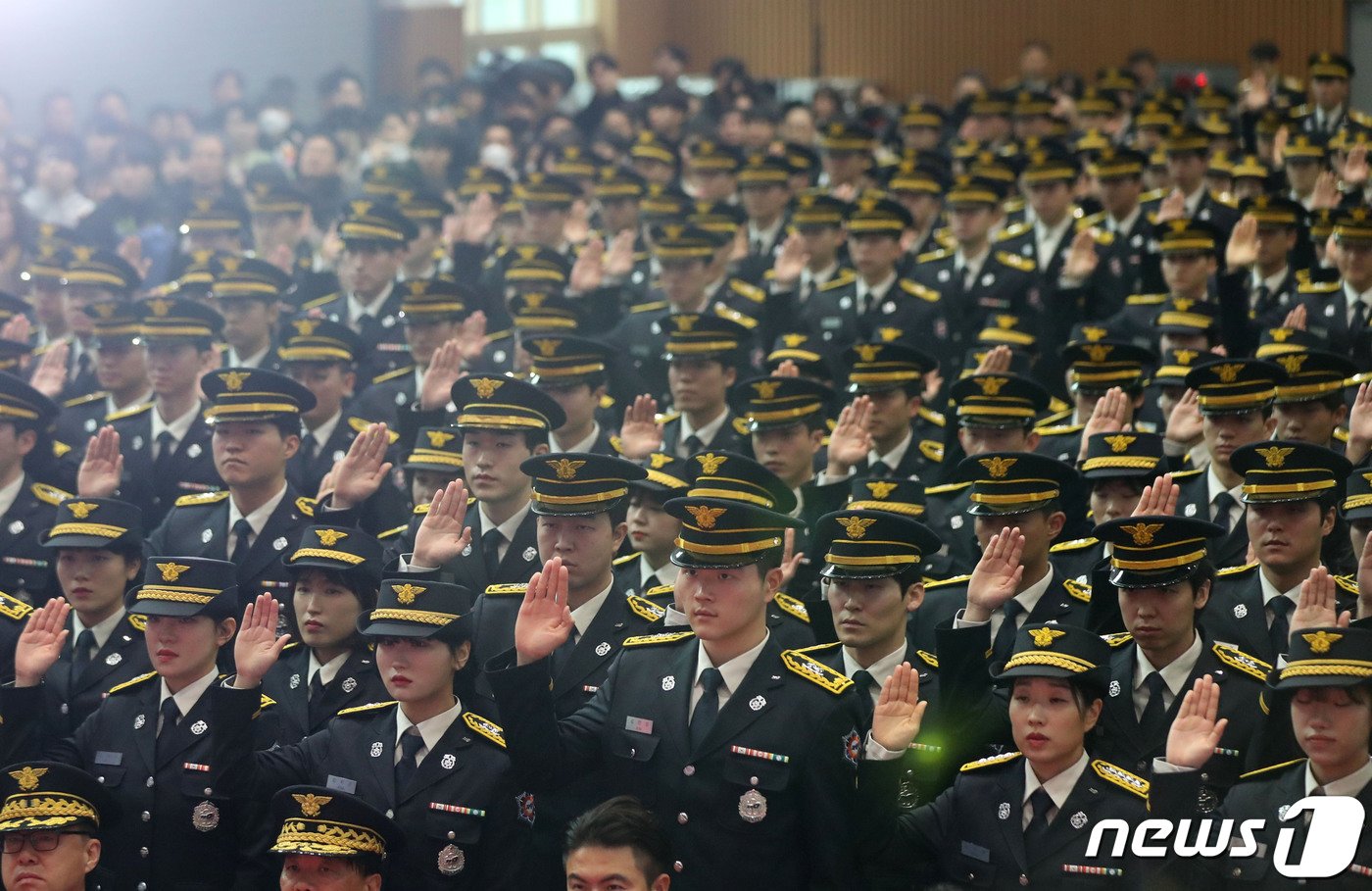 28일 오전 경기 용인시 처인구 경기도소방학교에서 열린 &#39;제77기 경기도 신임 소방공무원 임용식&#39;에서 신임 소방공무원들이 선서를 하고 있다. 이날 졸업한 427명의 신임 소방공무원들은 내년 초부터 순차적으로 일선 소방서에 배치될 예정이다. 2023.12.28/뉴스1 ⓒ News1 김영운 기자