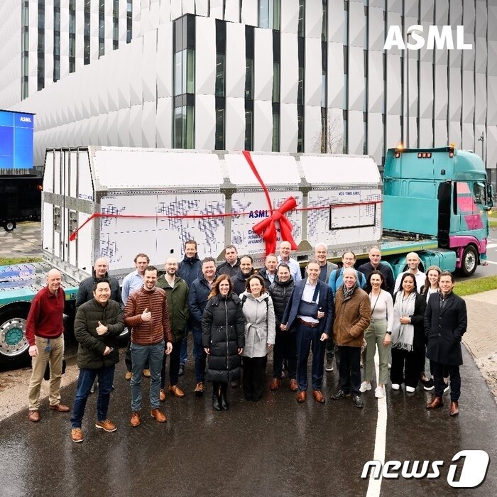 본문 이미지 -   ASML이 인텔에 납품한 첫 하이 NA EUV. &#40;ASML 트위터 캡처&#41;