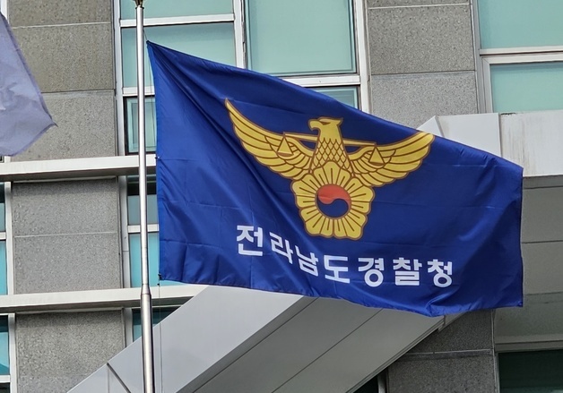 호남고속도로 장성나들목서 트레일러 전도…8시간째 교통 통제