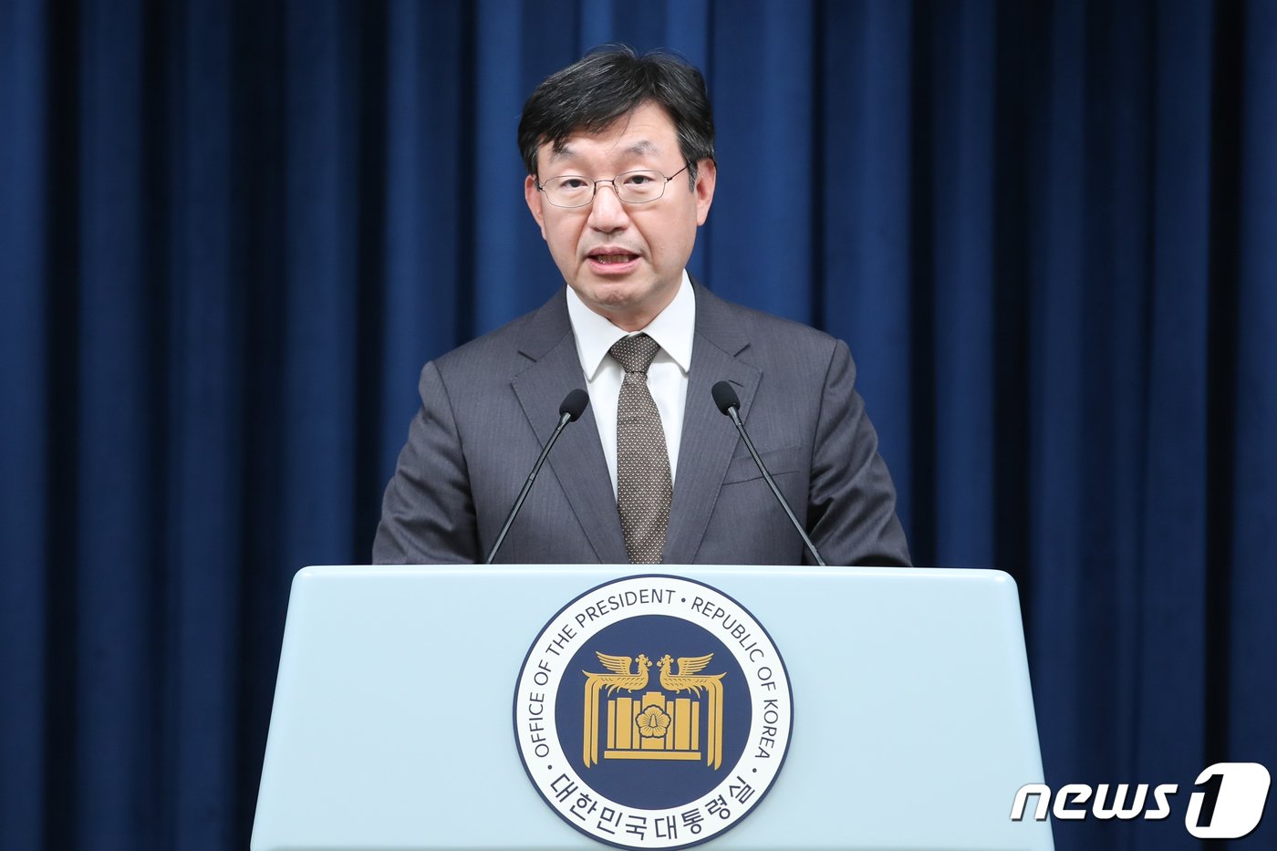 본문 이미지 - 성태윤 신임 대통령실 정책실장이 28일 용산 대통령실 브리핑룸에서 임명 소감을 밝히고 있다. 2023.12.28/뉴스1 ⓒ News1 안은나 기자