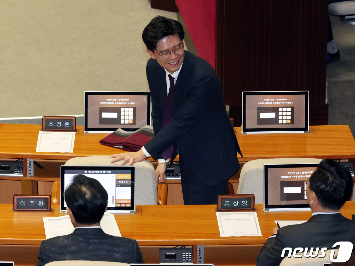 (서울=뉴스1) 황기선 기자 = 조정훈 국민의힘 의원이 28일 서울 여의도 국회에서 열린 제411회국회(임시회)제3차본회의에 참석하고 있다. 2023.12.28/뉴스1