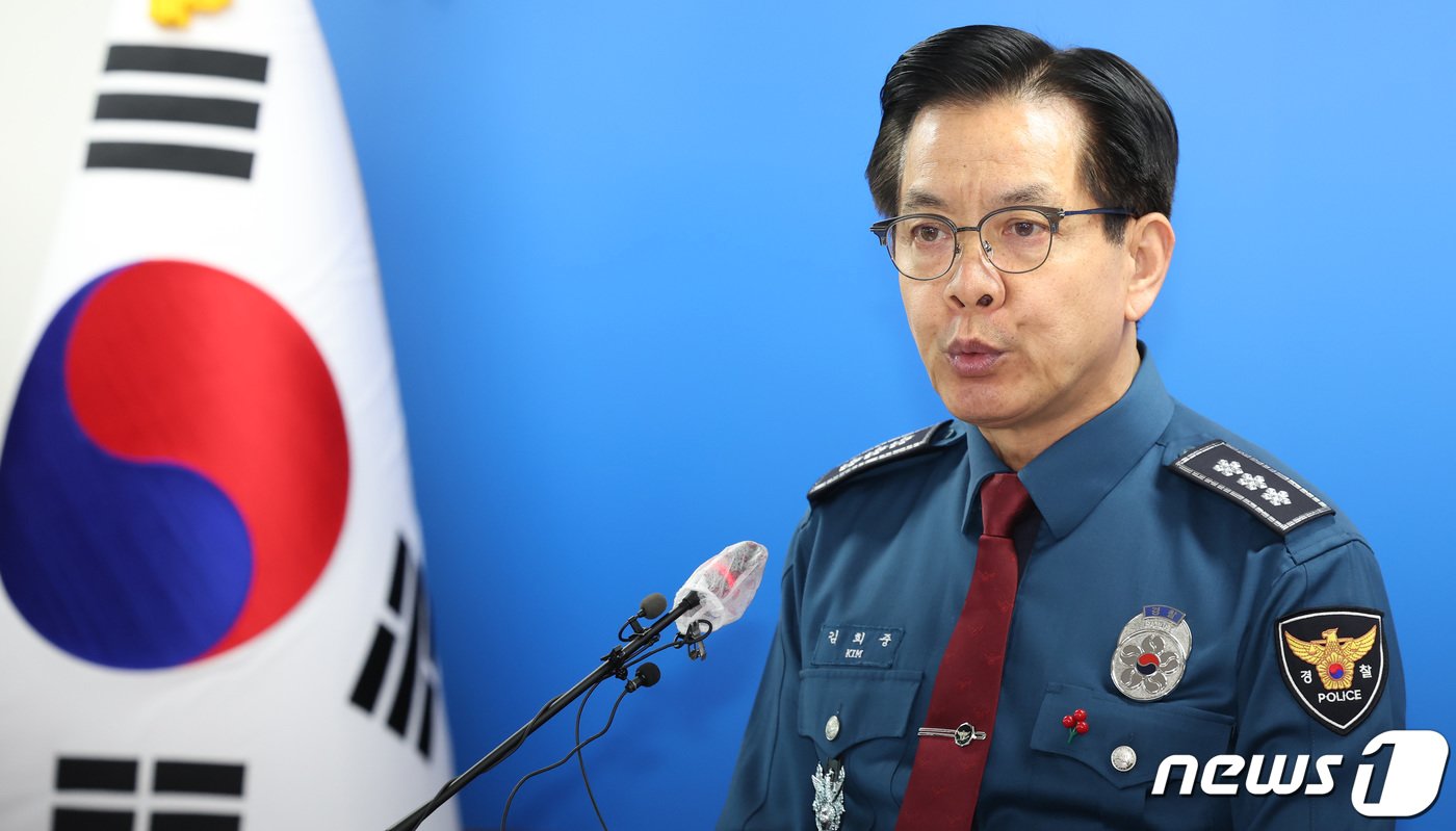 본문 이미지 - 김희중 인천경찰청장이 28일 오후 인천경찰청에서 마약 투약 혐의로 경찰 수사를 받다 극단적 선택을 한 배우 이선균 사건 관련 입장을 발표하고 있다. 2023.12.28/뉴스1 ⓒ News1 김민지 기자