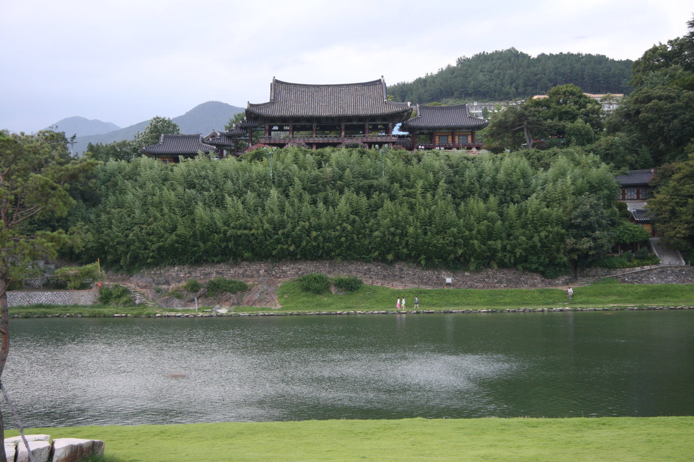 본문 이미지 - 밀양강 건너편에서 본 영남루. 문화재청 제공.