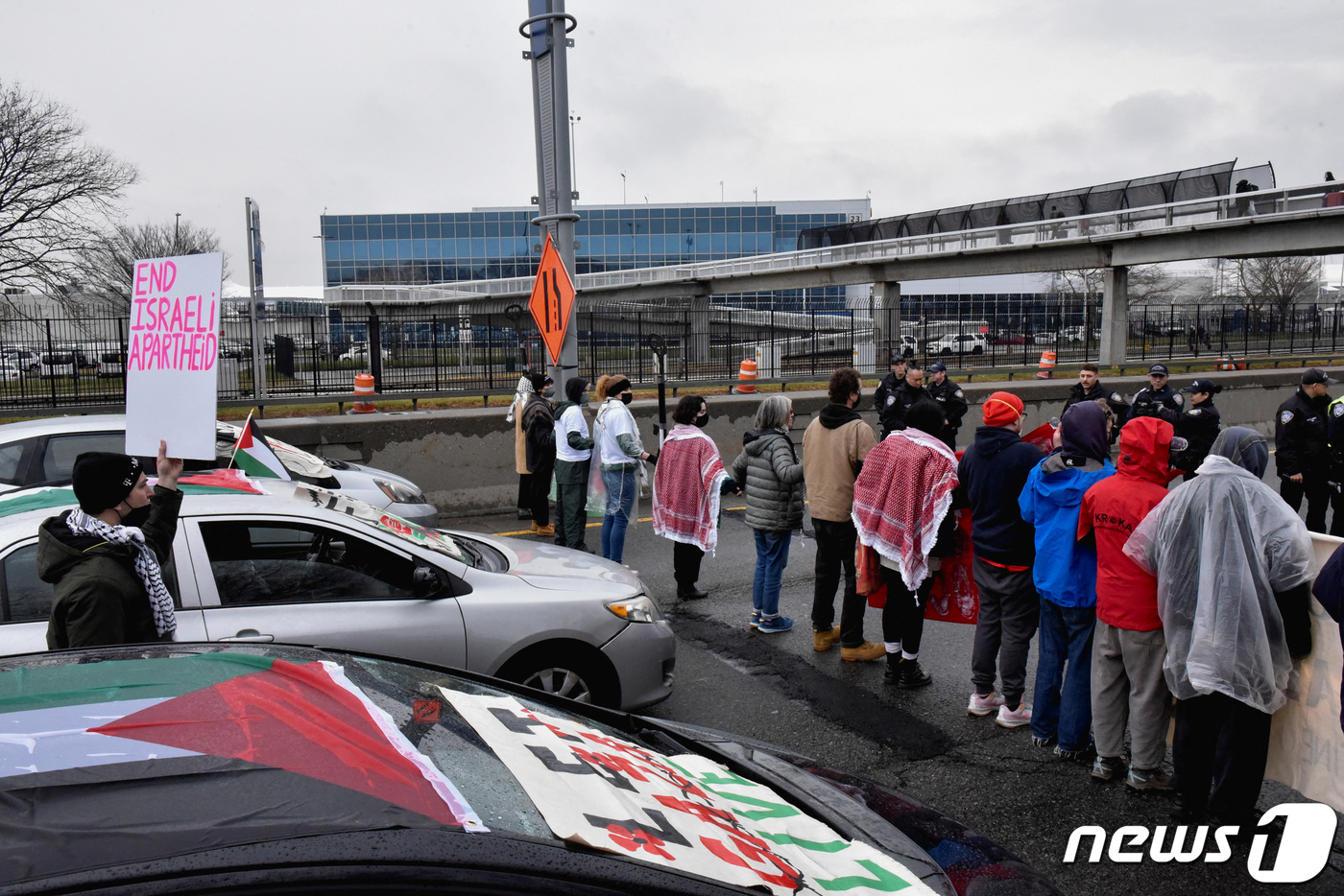 (뉴욕 로이터=뉴스1) 김예슬 기자 = 27일(현지시간) 미국 뉴욕에서 친(親) 팔레스타인 시위대가 존 F. 케네디공항으로 이어지는 도로의 교통을 막고 있다. 23.12.27ⓒ 로 …