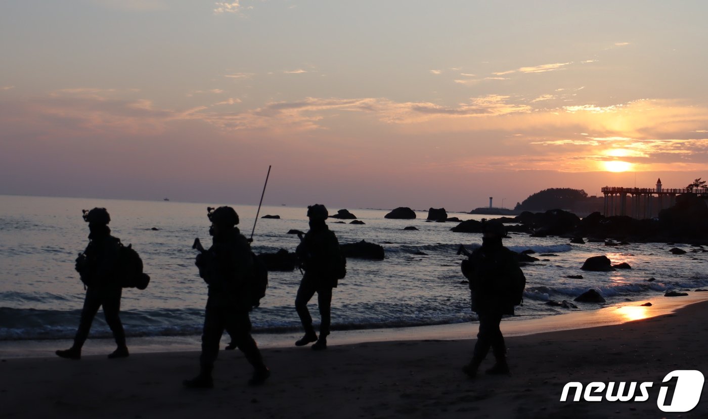 육군 50보병사단 16해안감시대대 장병들이 지난 27일 오전 경북 포항시 북구 청하면 해안에서 수색 정찰 작전을 실시하고 있다.&#40;육군 50사단 제공&#41;2023.12.28/뉴스1 ⓒ News1 최창호 기자