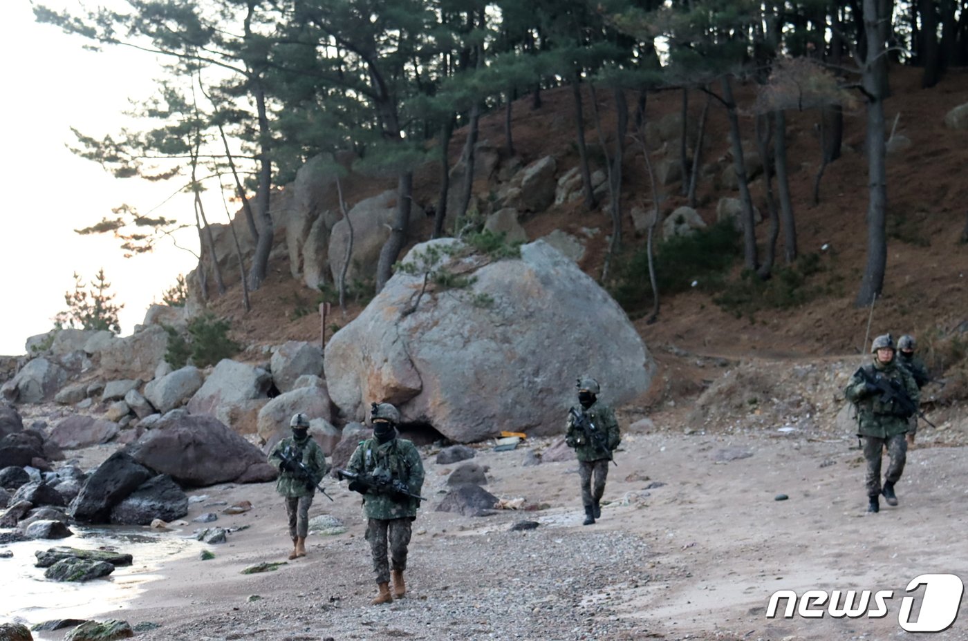 육군 50보병사단 16해안감시대대 장병들이 지난 27일 오전 경북 포항시 북구 청하면 해안에서 적이 은거지로 사용할 수 있는 해안지대에 대한 수색 정찰 작전을 강화하고 있다.&#40;육군 50사단 제공&#41;2023.12.28/뉴스1 ⓒ News1 최창호 기자