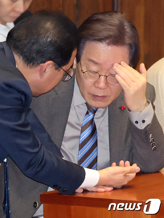 박홍근 의원과 대화하는 이재명 대표